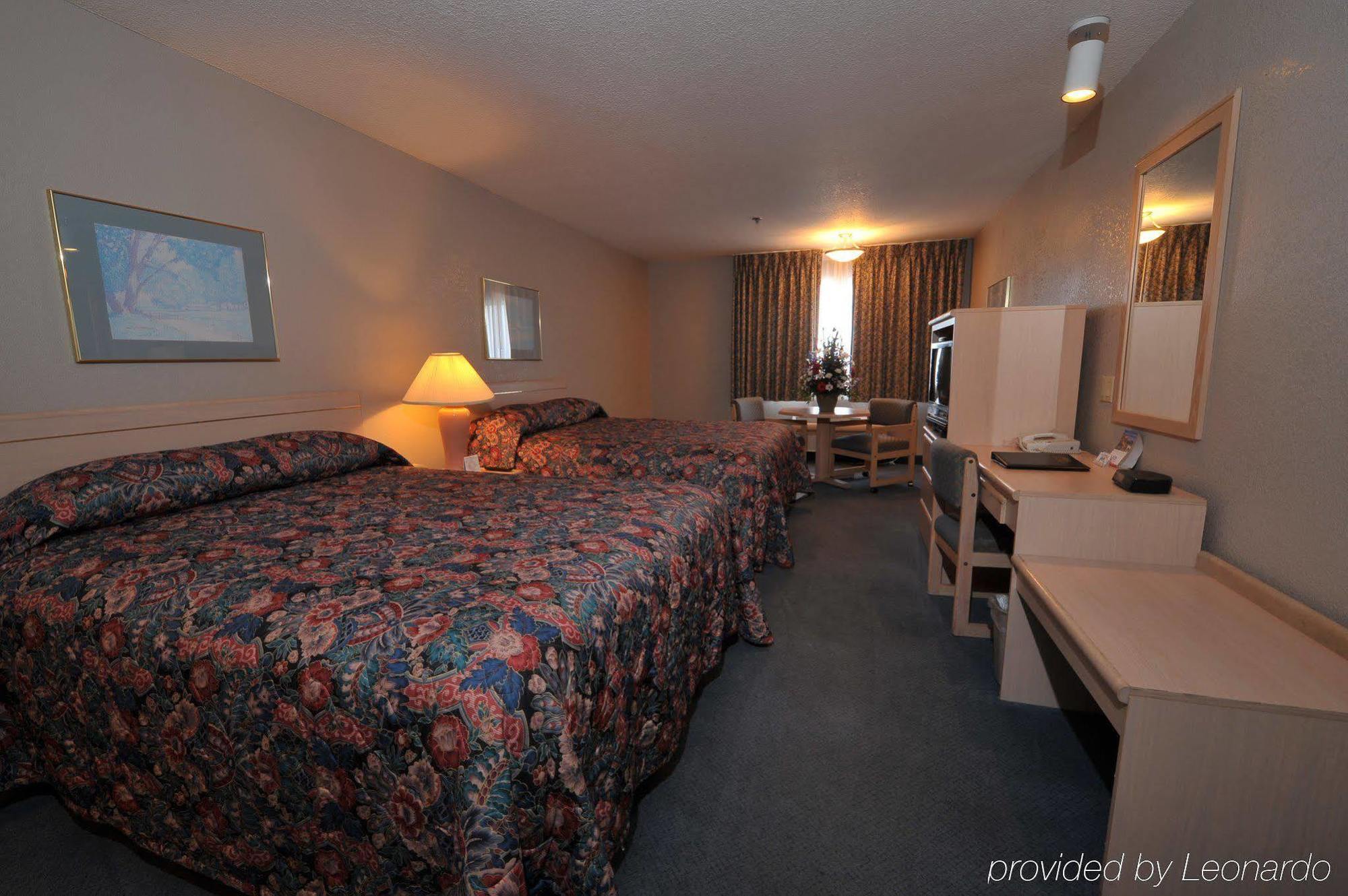Shilo Inn Suites Hotel - Nampa Suites Room photo