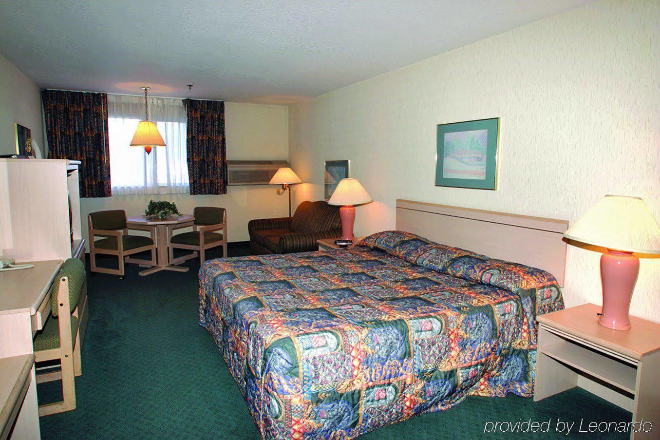 Shilo Inn Suites Hotel - Nampa Suites Room photo